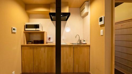 Η κουζίνα ή μικρή κουζίνα στο 京一軒町家 さと居 香雪 SATOI KOSETSU Shichijo-Mibu