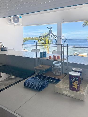 a kitchen with a bird cage on a counter at Pension Irivai, appartement UO UO 3 chambres vue mer in Uturoa