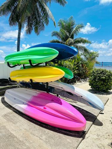 a group of surfboards lined up on the beach at Pension Irivai appartement PUATOU 1 chambre bord de mer in Uturoa