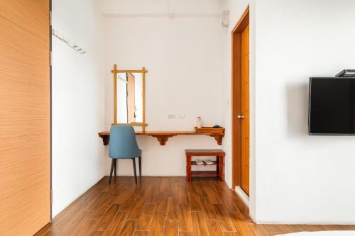 a hallway with a desk and a blue chair at 25Inn Hengchun Kenting in Nanwan