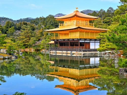 a building on the water in a garden at Kansei 京都八条 in Kyoto