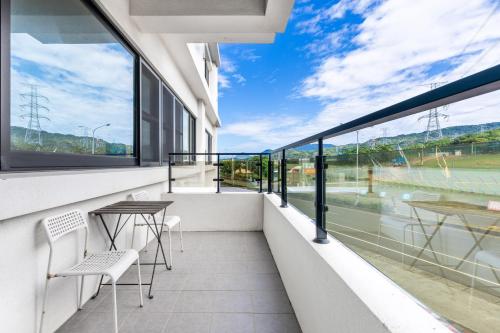 a balcony with a table and chairs on a tennis court at 25Inn Hengchun Kenting in Nanwan