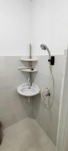 a bathroom with a sink and a shower at John and Novy Camotes Beach Bungalows in San Francisco