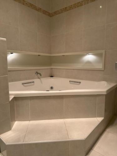 Un baño de A luxury home in Oakleigh