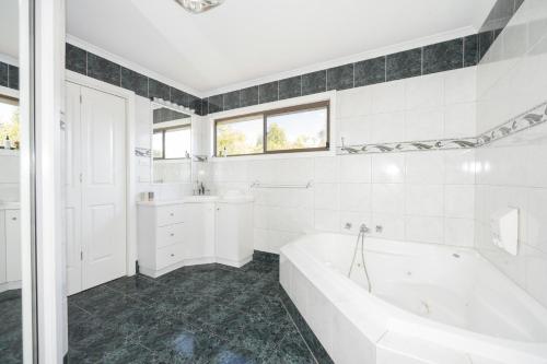 Et badeværelse på Sunnymead Heated Pool Retreat