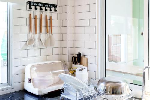 een keuken met een aanrecht met keukengerei aan de muur bij Full house 2BR near Bus station North Pattaya in Pattaya