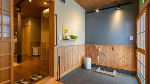 a bathroom with a shower in a room at 京一軒町家 染 SEN 七条花畑 Shichijo-Hanabatake in Kyoto