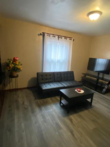 a living room with a couch and a coffee table at Casa ubicada 6 minutos del centro 6 minutes to Downtow No permited partys or smoking in Milwaukee