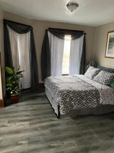 a bedroom with a bed and a potted plant at Casa ubicada 6 minutos del centro 6 minutes to Downtow No permited partys or smoking in Milwaukee