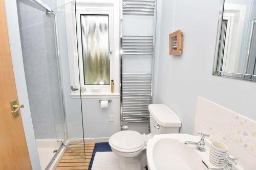 a bathroom with a toilet and a sink and a shower at Tigh en Leigh in Shieldaig