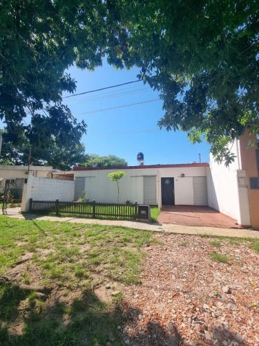 a house with a fence in front of a yard at Casa amplia in Villa Constitución
