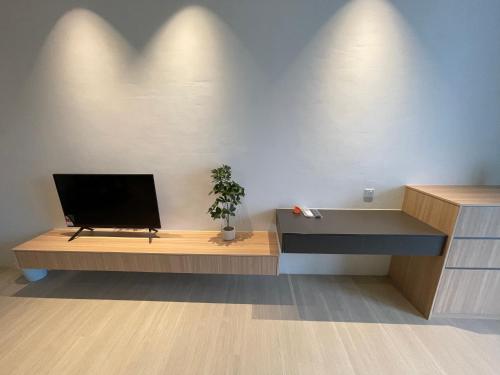 TV a/nebo společenská místnost v ubytování Sematan Roxy Beach Apartment