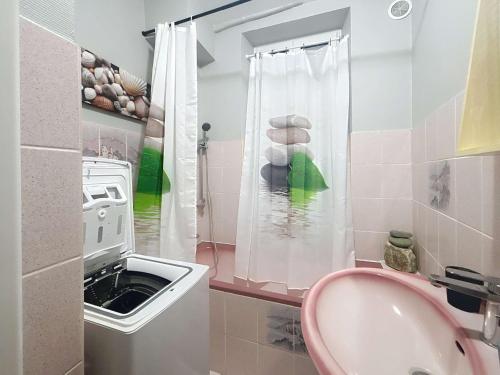 une salle de bain avec un lavabo et une douche dans l'établissement Granville Centre: Appt 3 Chambres Proche Plage - FR-1-361-561, à Granville