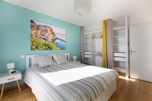 une chambre avec un lit et un tableau au mur dans l'établissement T3 Panoramic view Toulouse, near Chu Rangueil, 2 chambres, tout équipé, neuf, à Toulouse