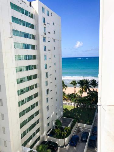 una vista dell'oceano dal balcone di un edificio di Beachfront Wave at Isla Verde a San Juan