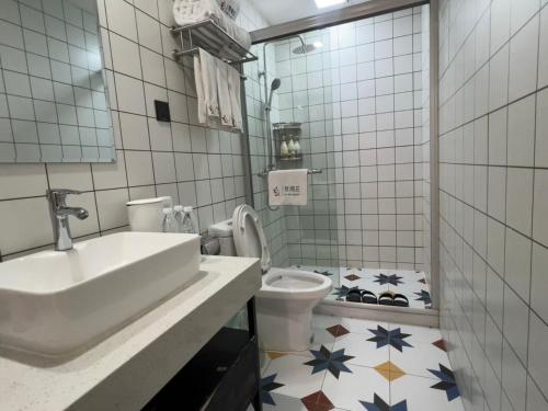 a bathroom with a sink and a toilet at Shanghai Guiwu Village Near Disney Resort in Shanghai