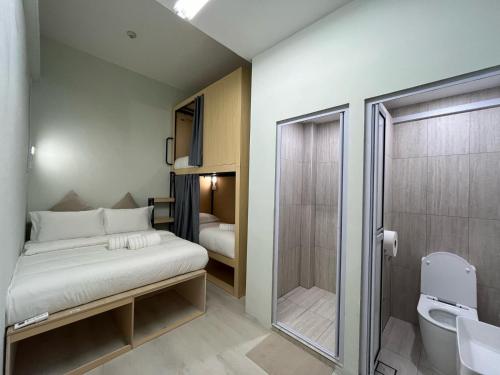 Postel nebo postele na pokoji v ubytování Code Hostel at Kampong Glam