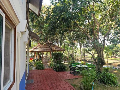 Taman di luar บ้านสวนนะราโต