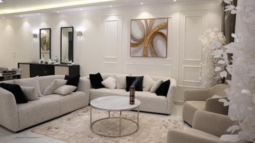 GameRoom Pyramids 45m Airport 20m