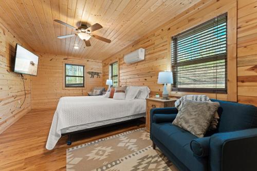 Kama o mga kama sa kuwarto sa Five Cabins in Jasper - Perfect For Large Groups!
