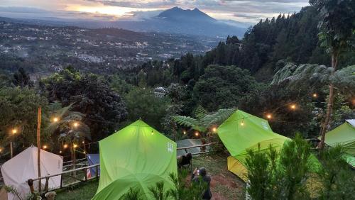 Nespecifikovaný výhled na hory nebo výhled na hory při pohledu z luxury tent