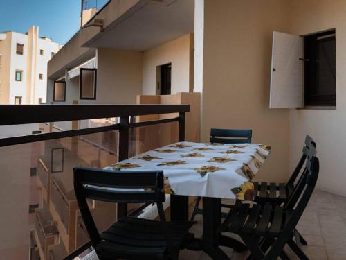 une table et des chaises assises sur un balcon dans l'établissement T2 + cabine au Lavandou, proche plage, climatisation, parking privé - FR-1-803-19, au Lavandou