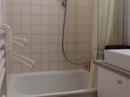 une salle de bain avec une baignoire et un lavabo dans l'établissement T2 + cabine au Lavandou, proche plage, climatisation, parking privé - FR-1-803-19, au Lavandou