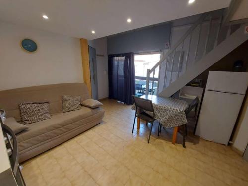un salon avec un canapé et une table dans l'établissement Confort et espace : Apt 2P mezzanine avec parking à Marseillan - FR-1-326-840, à Marseillan