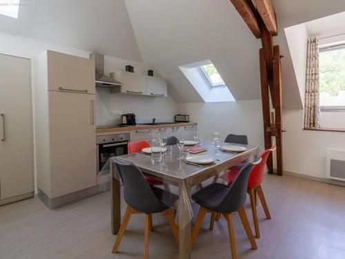 une salle à manger avec une table et des chaises et une cuisine dans l'établissement Charmant appart 2 ch, accueillant et équipé, à Cauterets - FR-1-812-60, à Cauterets