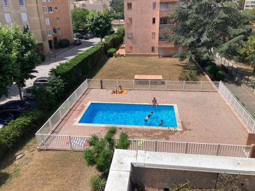 Cet appartement offre une vue sur la piscine. dans l'établissement Ste Maxime : Appt 2P, 4 couchages, piscine, parking - FR-1-226-556, à Sainte-Maxime