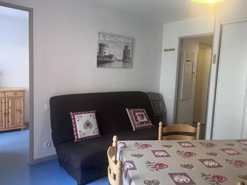 un salon avec un canapé et une table dans l'établissement T2 à Cauterets avec alcôve, proche parking - FR-1-812-119, à Cauterets