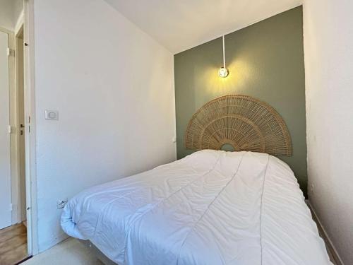 une petite chambre avec un lit dans le coin dans l'établissement Ste Maxime : Appt 2P, 4 couchages, piscine, parking - FR-1-226-556, à Sainte-Maxime