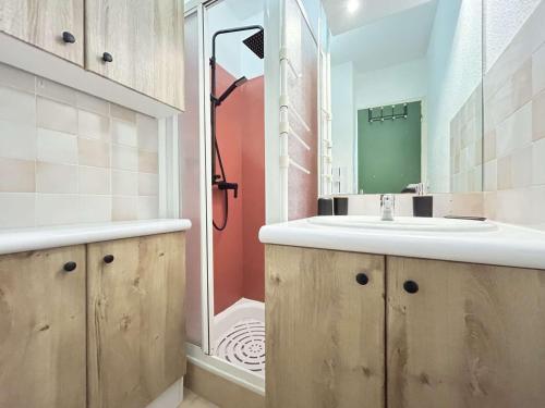 une salle de bain avec un lavabo et une douche dans l'établissement Ste Maxime : Appt 2P, 4 couchages, piscine, parking - FR-1-226-556, à Sainte-Maxime