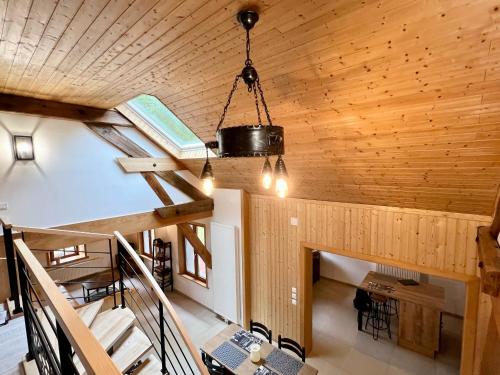 un lustre suspendu au plafond d'une maison dans l'établissement Gîte Vosgien Calme 4 Pers. avec Terrasse et Espace Enfants - FR-1-589-791, à Le Saulcy