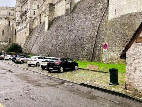 a bunch of cars parked next to a large building at Studio au cœur d'Amboise pour 2 pers, vue sur château - FR-1-381-609 in Amboise