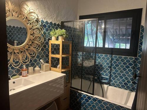 une salle de bain avec une baignoire, un lavabo et un miroir dans l'établissement Villa méditerranéenne 8 pers avec piscine aux Issambres - FR-1-768-112, à Saint-Peïre-sur-Mer