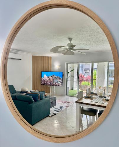 TV a/nebo společenská místnost v ubytování Luxury 2Bed 2bath Poolview apartment with Lift and 4pools