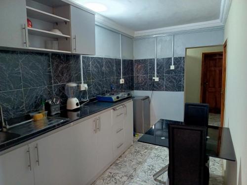 Кухня або міні-кухня у Houseproud