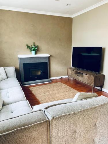 Μια τηλεόραση ή/και κέντρο ψυχαγωγίας στο 3 bedroom house perfect for work