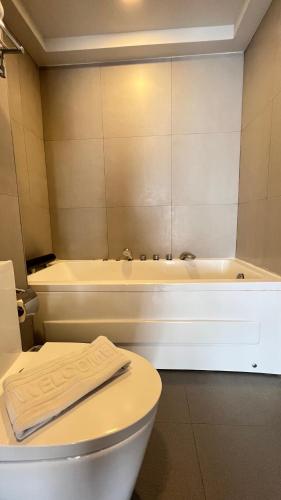 Ein Badezimmer in der Unterkunft De Prime Rangnam Hotel