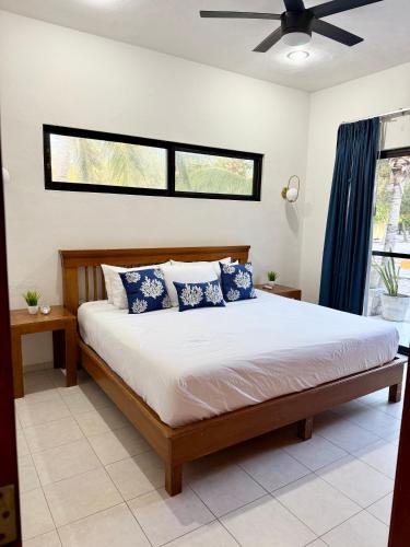 Ένα ή περισσότερα κρεβάτια σε δωμάτιο στο Private 2-Bedroom Beachfront Villa in Celestún - Your Secluded Escape