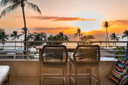 balcone con tavolo, 2 sedie e vista sull'oceano di 180 Ocean views Luxe condo Steps to Beach a Kihei