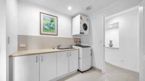 Η κουζίνα ή μικρή κουζίνα στο Whitsunday Escape - Beachfront with Private Pool