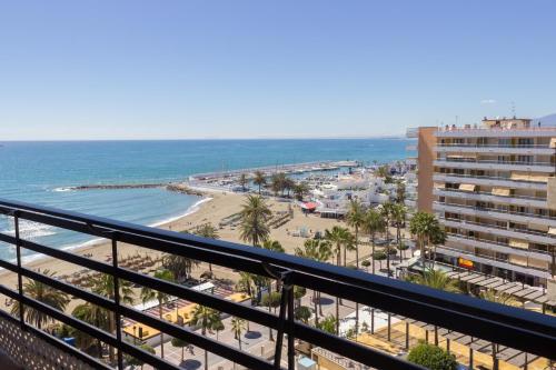 Blick auf den Strand vom Balkon eines Resorts in der Unterkunft Apartamento Mediterraneo Side in Marbella