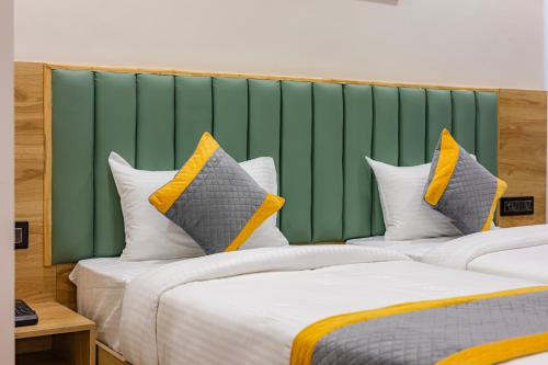 Postel nebo postele na pokoji v ubytování Lemonridge Hotels KPHB