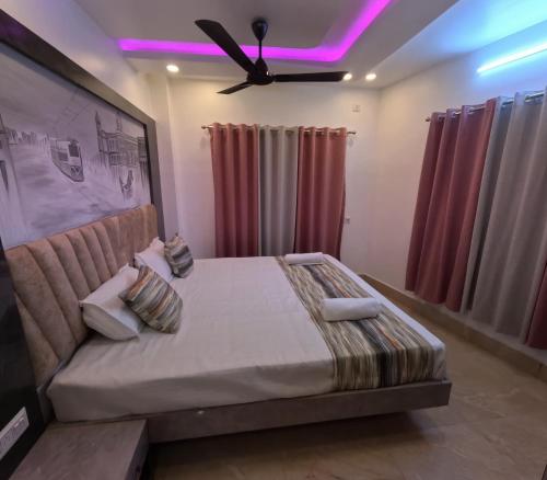 Sujoy's Home Stay Belur Mathにあるベッド