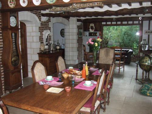 une salle à manger avec une table en bois dans une maison dans l'établissement La Maison de l'Epousée B&B, à Abbeville