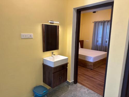 Кровать или кровати в номере Riya Homestay