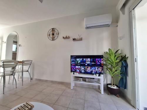 TV a/nebo společenská místnost v ubytování Seaside Escape Apartment