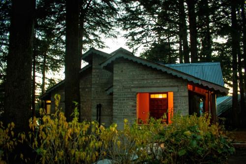 ein kleines Haus mitten im Wald in der Unterkunft Mountain View 3bhk Near Mall Road Deodar Retreat in Dalhousie